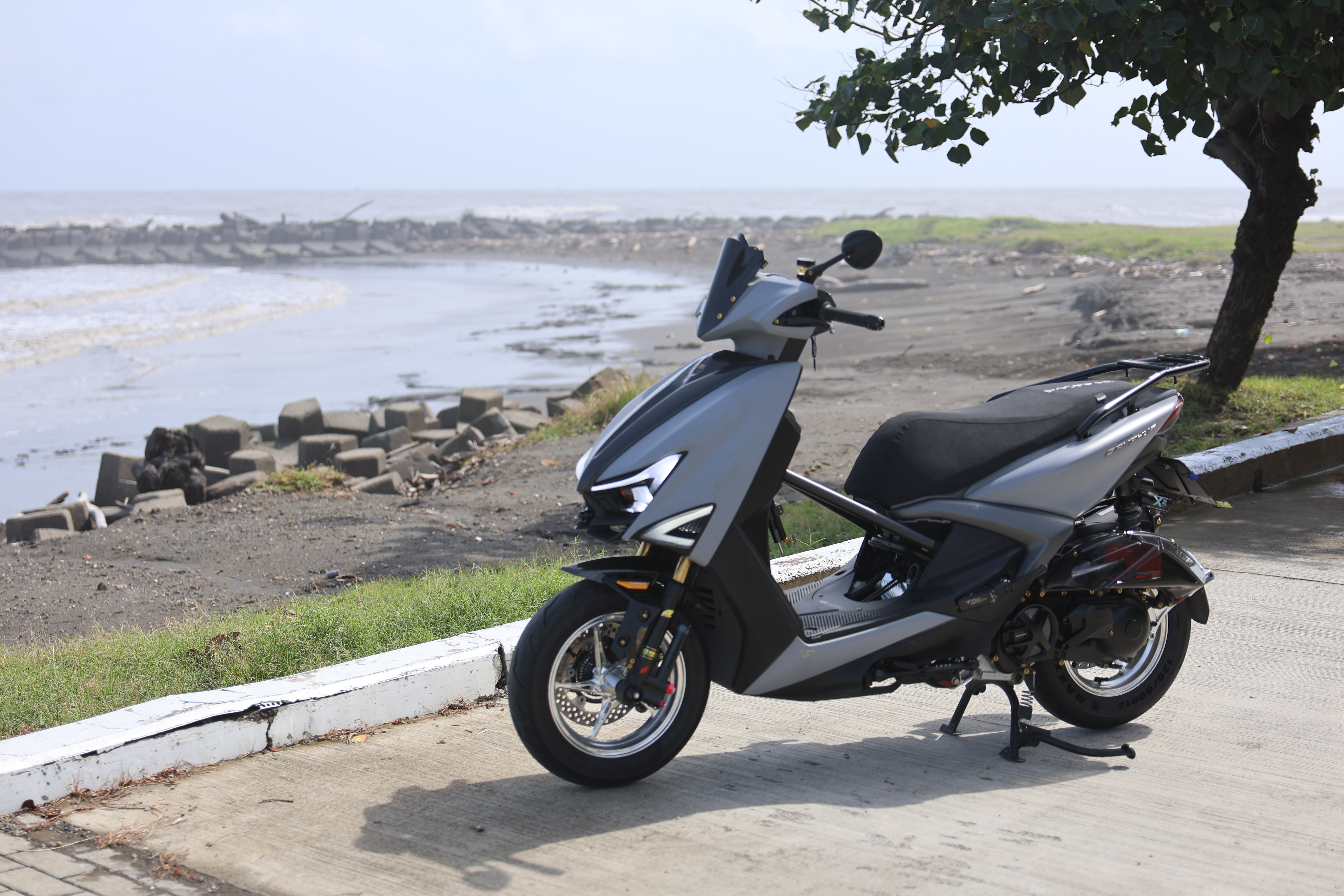 銀白 JET SL 海岸全車姿態